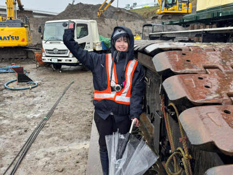 クレーン車とツーショット【2024年新入社員 総務部 桐山】